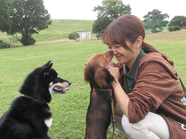 人との信頼関係を笑顔の中で構築していきます